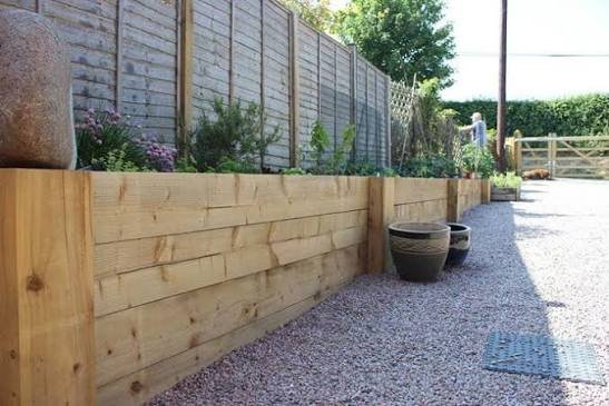 Railway sleeper wall